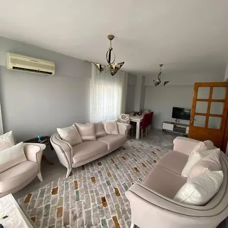Tutunculer Caddesi Merkezi Daire דירה קוסדסי